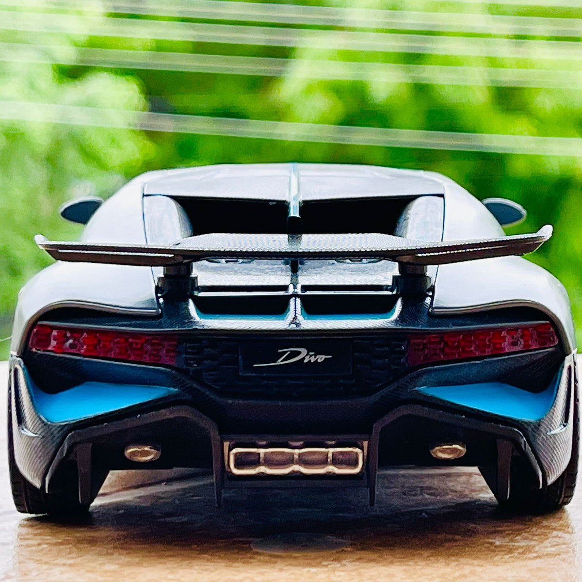 Die-cast Metal 1:24 Bugatti Divo