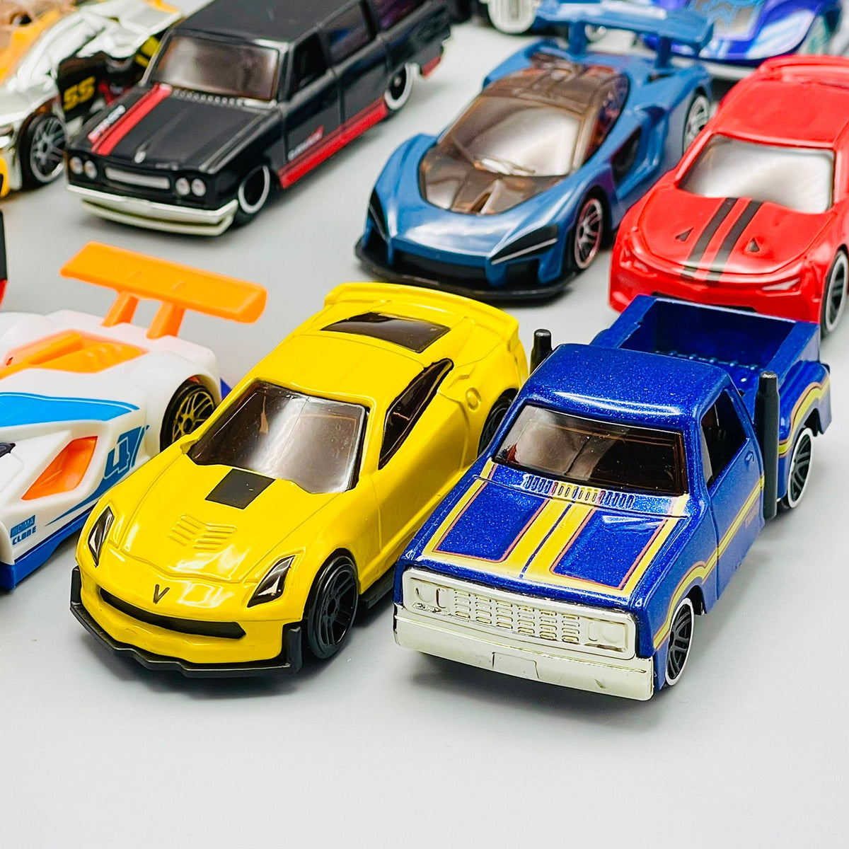Diecast Set of 20 Cars with Display Racks