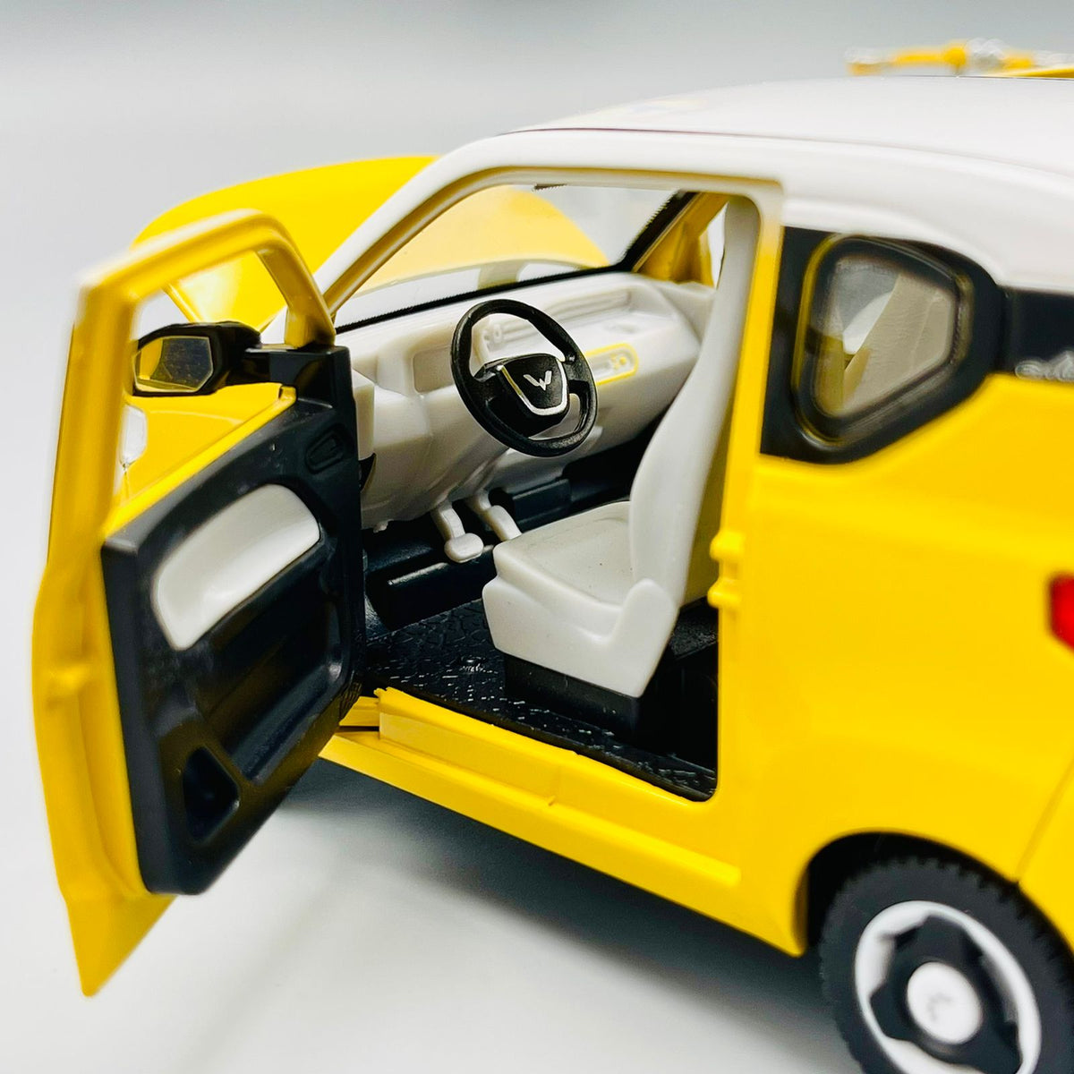 Diecast 1:24 Scale Mini EV with Bicycle