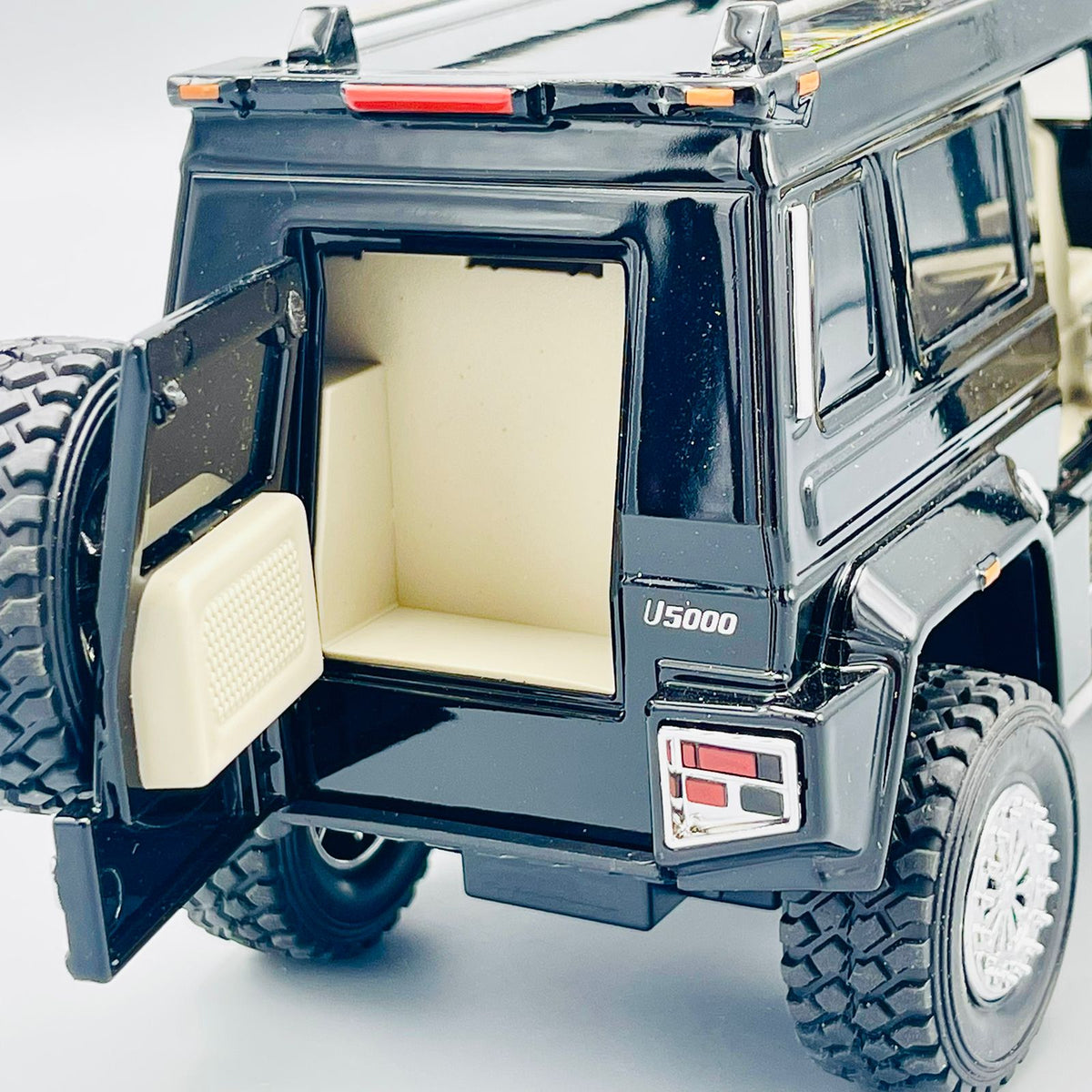 Diecast 1:24 Scale Mercedes Benz Unimog