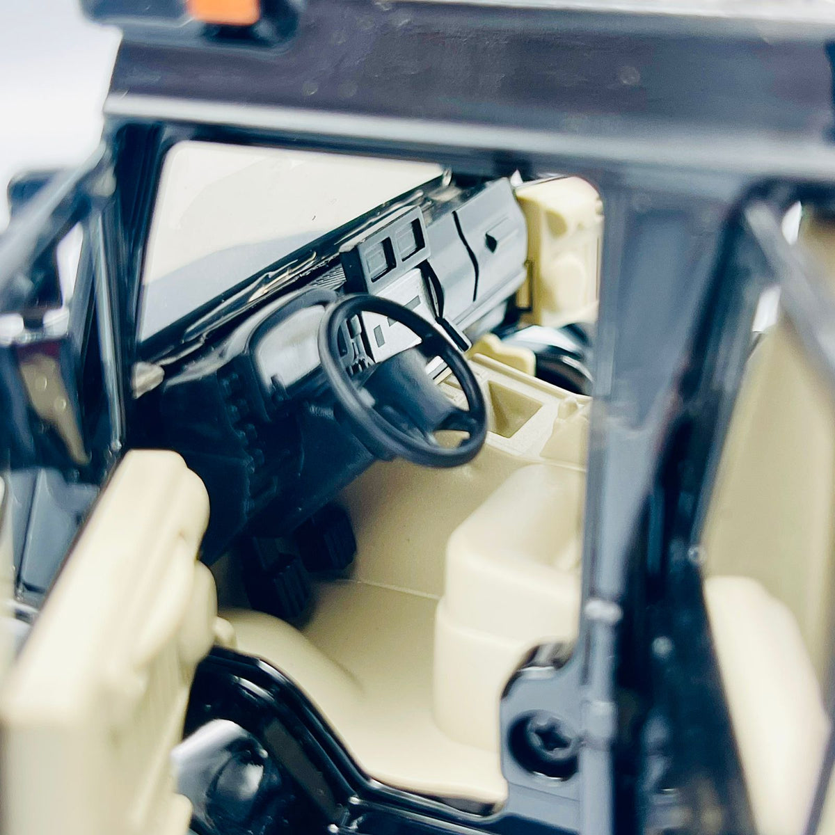 Diecast 1:24 Scale Mercedes Benz Unimog