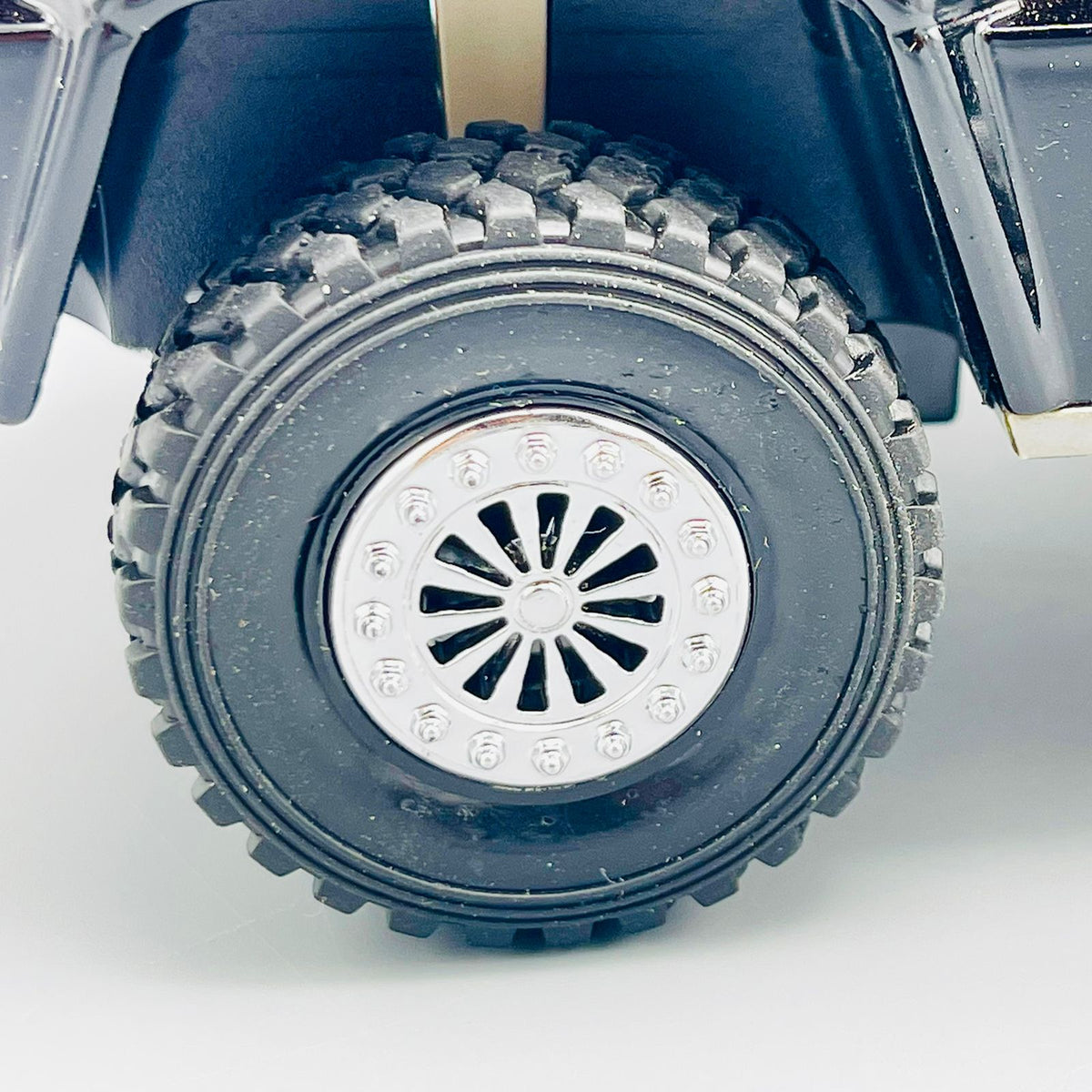 Diecast 1:24 Scale Mercedes Benz Unimog