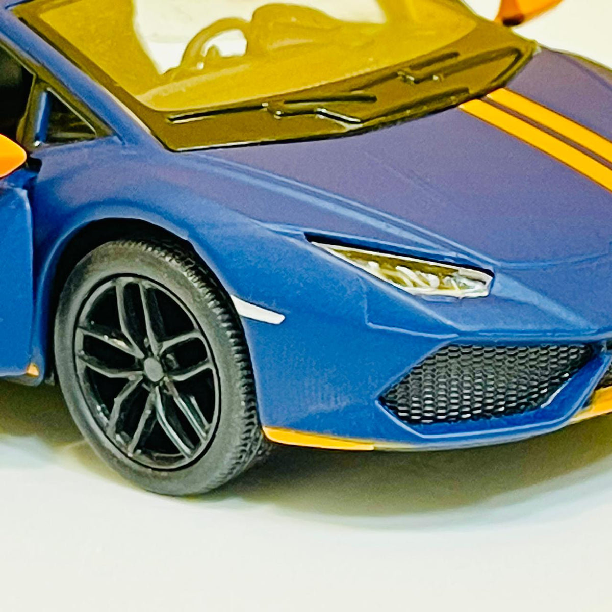 Kinsmart Lamborghini Huracán LP610-4 Avio