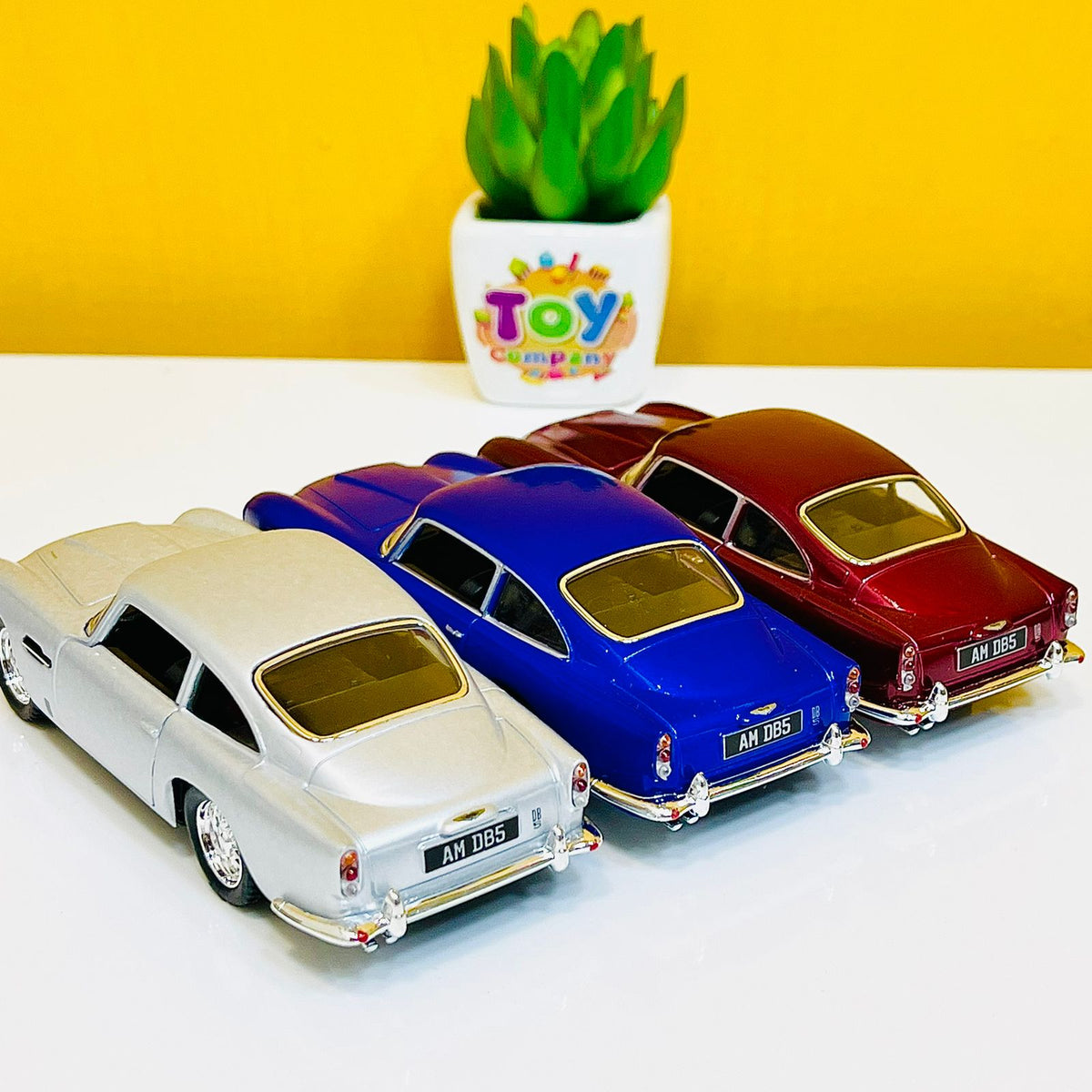Kinsmart 1963 Aston Martin - Diecast Model