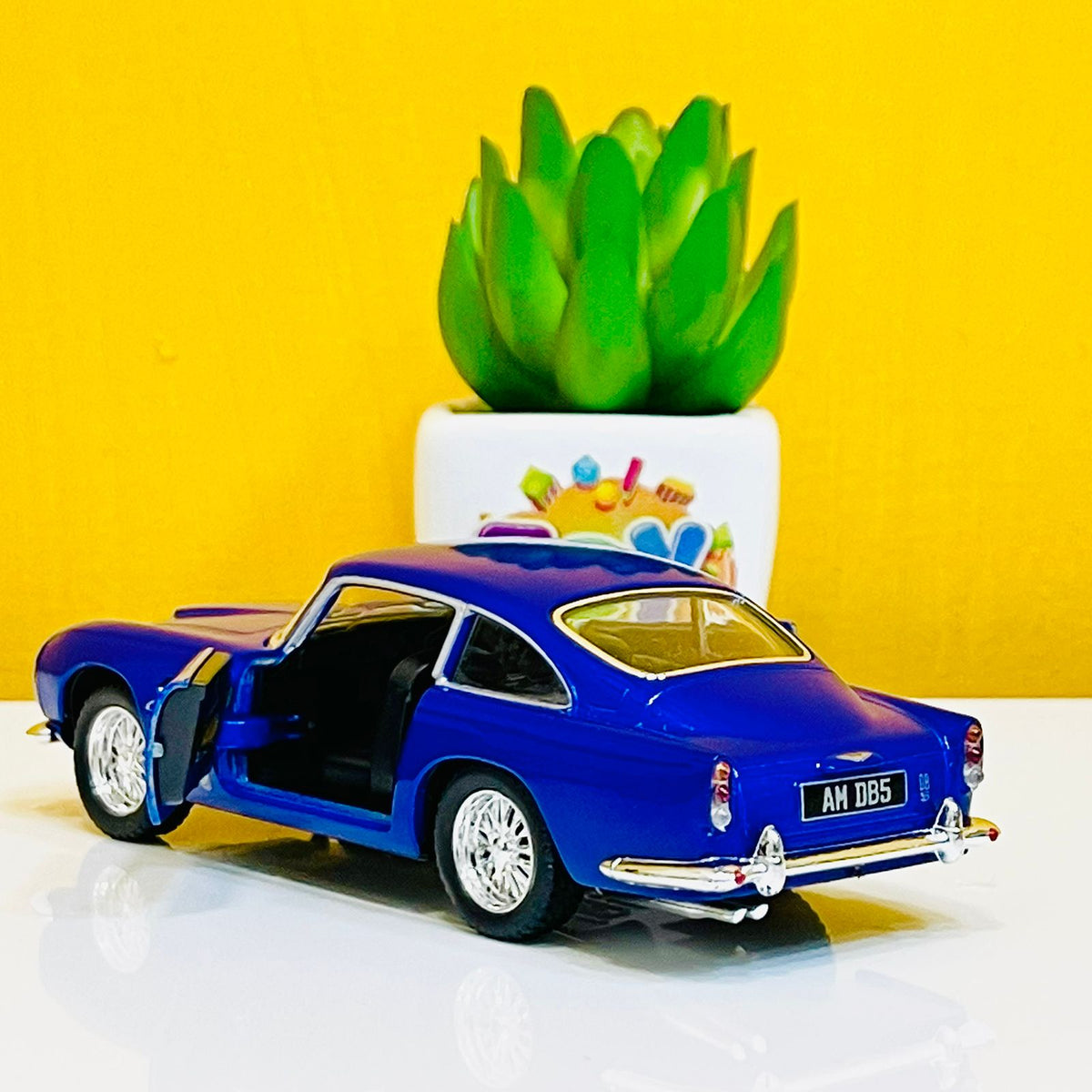 Kinsmart 1963 Aston Martin - Diecast Model