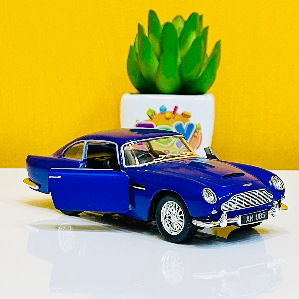 Kinsmart 1963 Aston Martin - Diecast Model