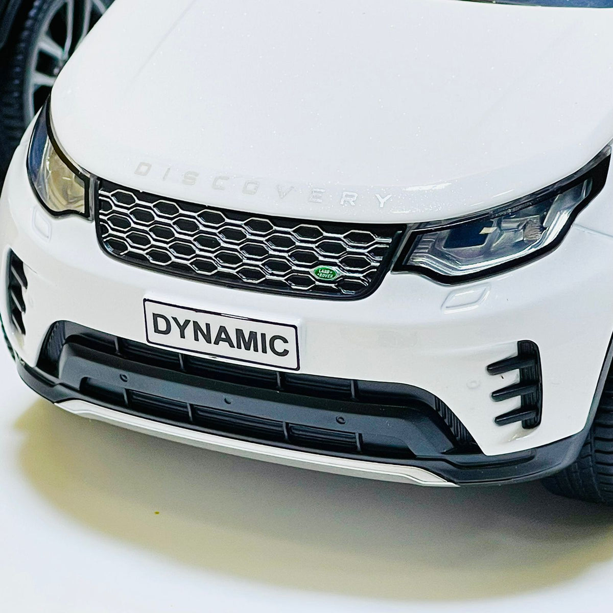 1:24 Diecast Land Rover Discovery Dynamic SE