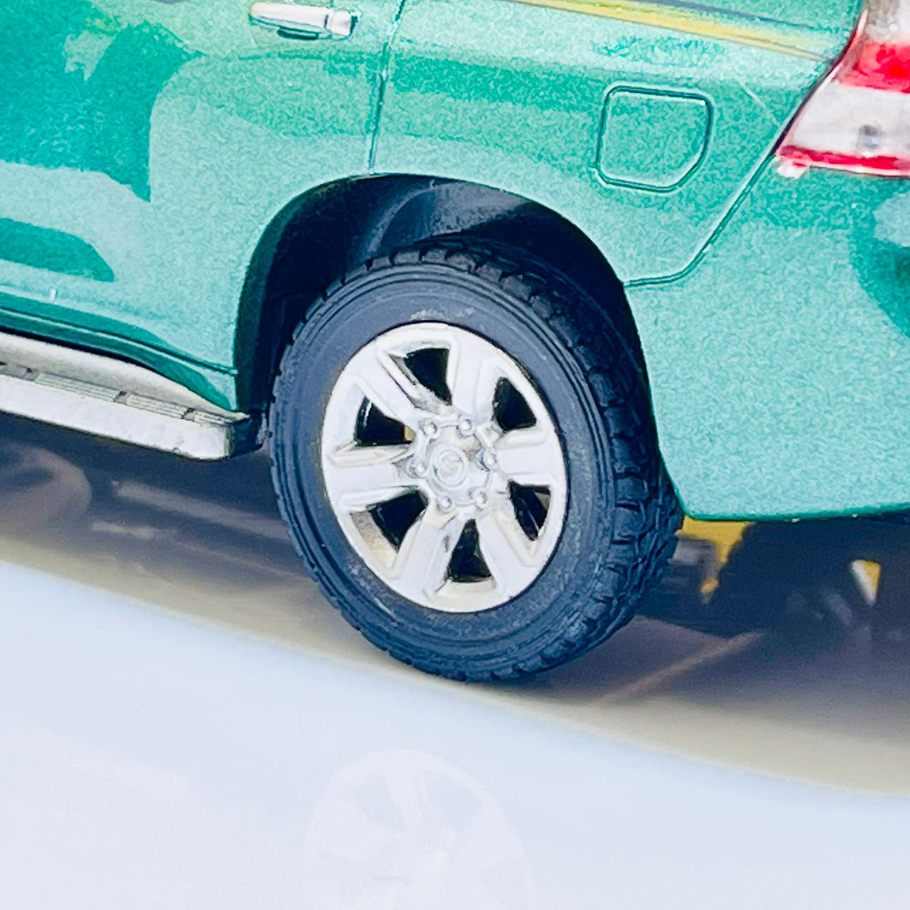 1:32 Scale Diecast Land Cruiser Prado - Lisenced Model