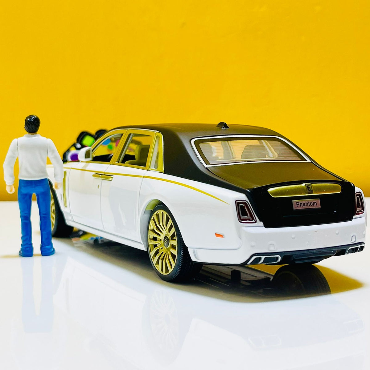 1:24 Diecast Rolls Royce Phantom with Miniature