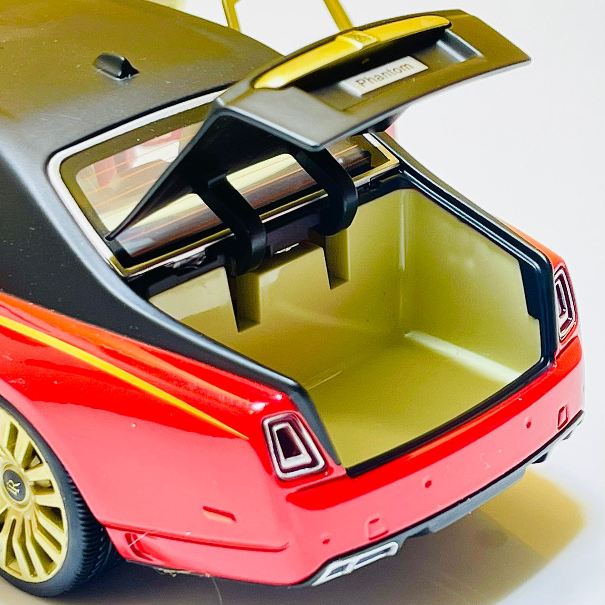 1:24 Diecast Rolls Royce Phantom with Miniature
