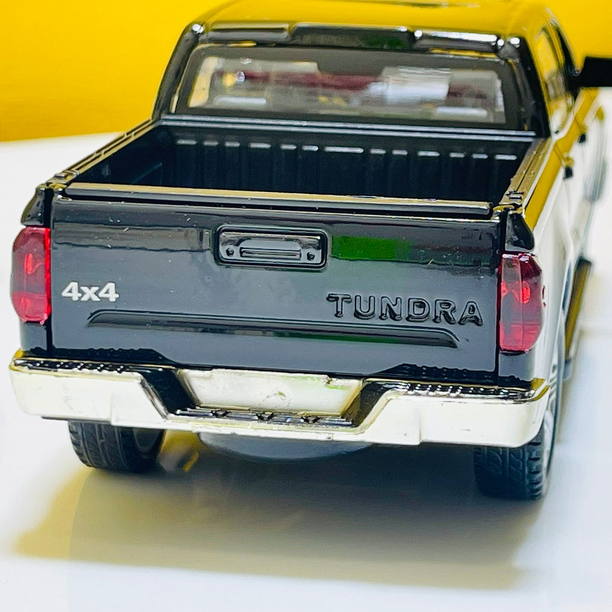 1:32 Diecast Toyota Tundra