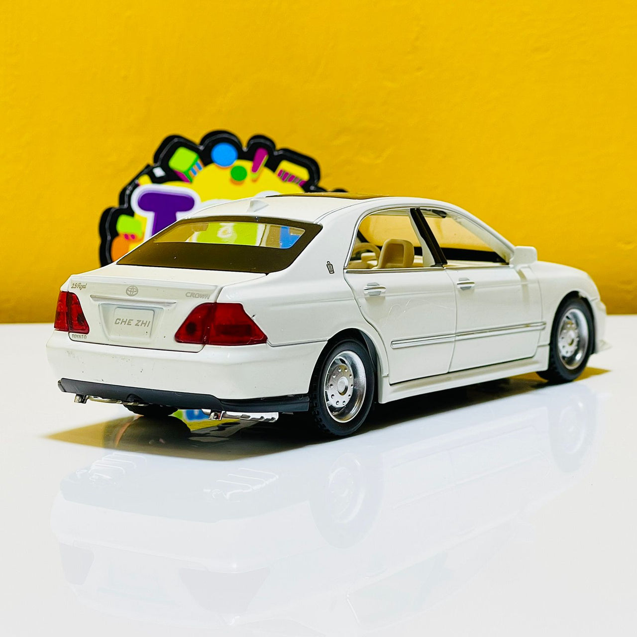 1:32 Diecast Toyota Crown Model Car