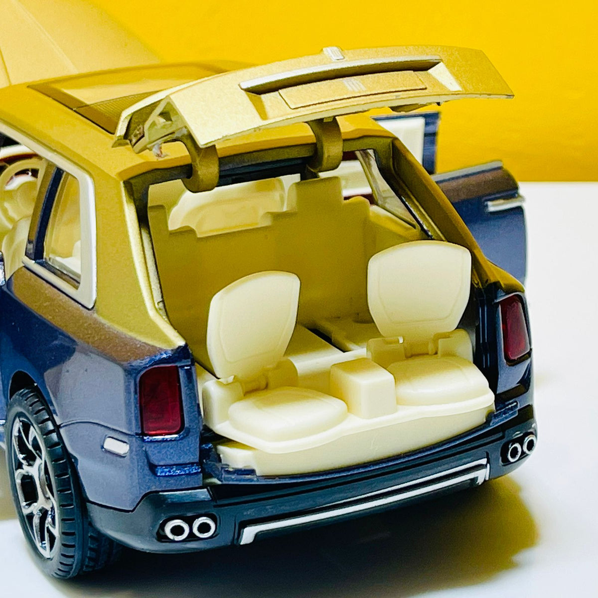 1:24 Diecast Rolls Royce Cullinan Mansory