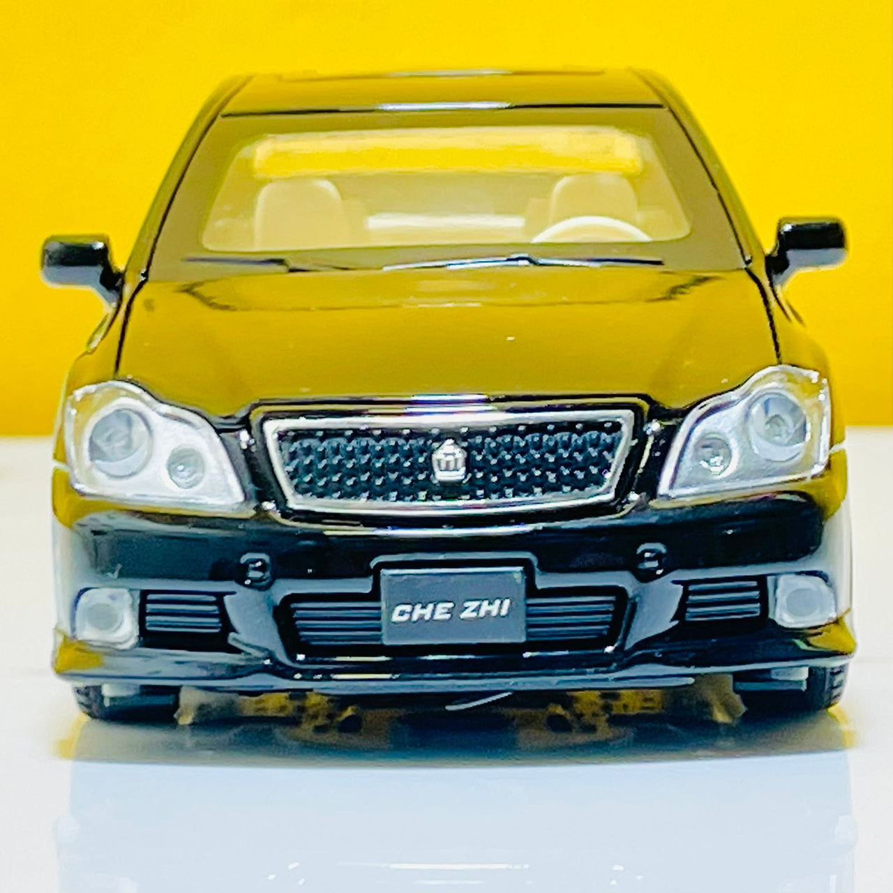 1:32 Diecast Toyota Crown Model Car