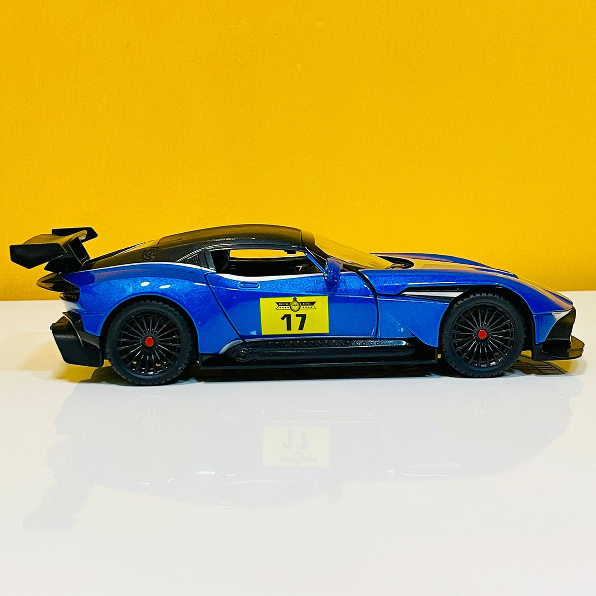 1:22 Scale Diecast Aston Martin Vulcan