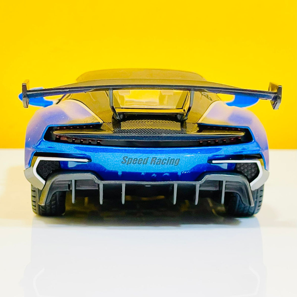 1:22 Scale Diecast Aston Martin Vulcan