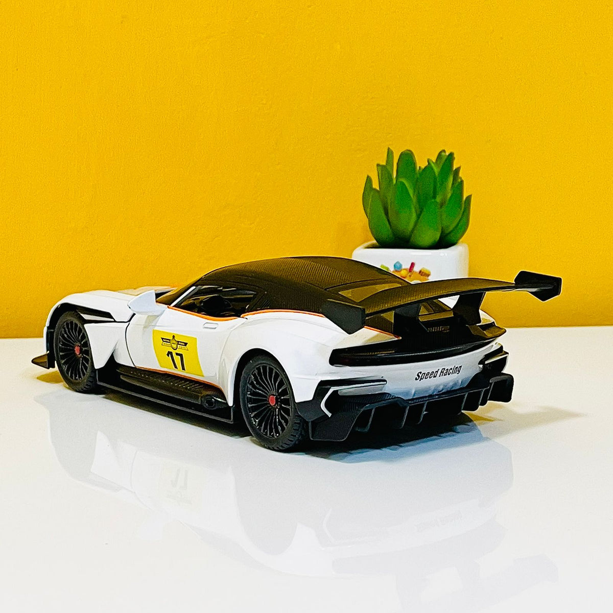 1:22 Scale Diecast Aston Martin Vulcan