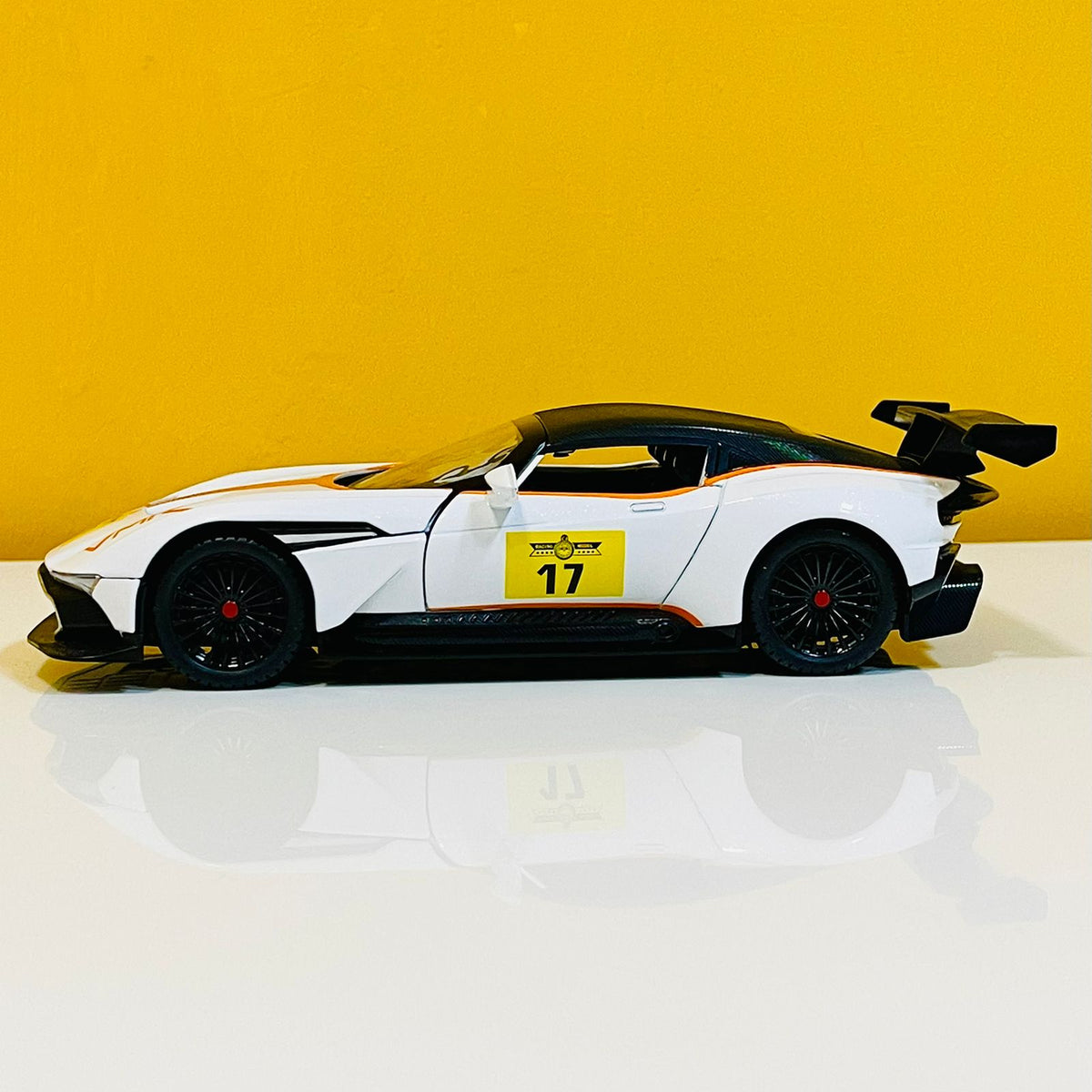 1:22 Scale Diecast Aston Martin Vulcan