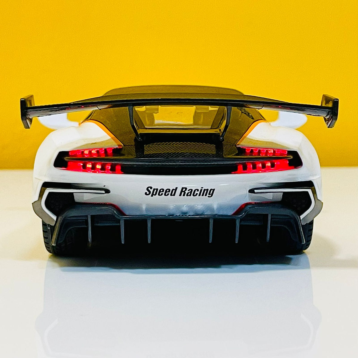 1:22 Scale Diecast Aston Martin Vulcan