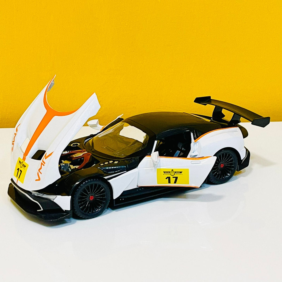 1:22 Scale Diecast Aston Martin Vulcan