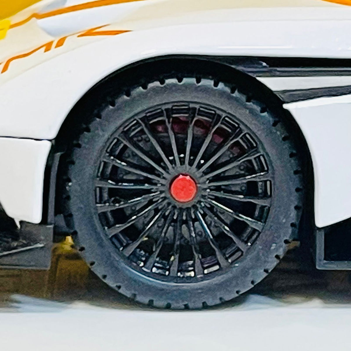 1:22 Scale Diecast Aston Martin Vulcan