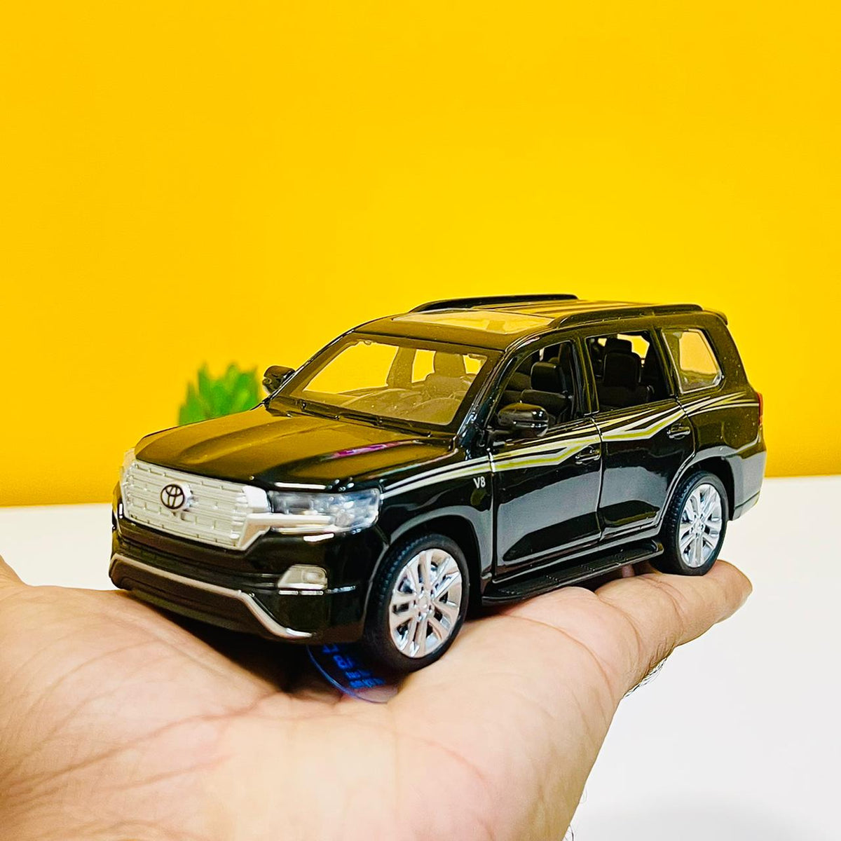 1:32 Scale Diecast Land Cruiser V8