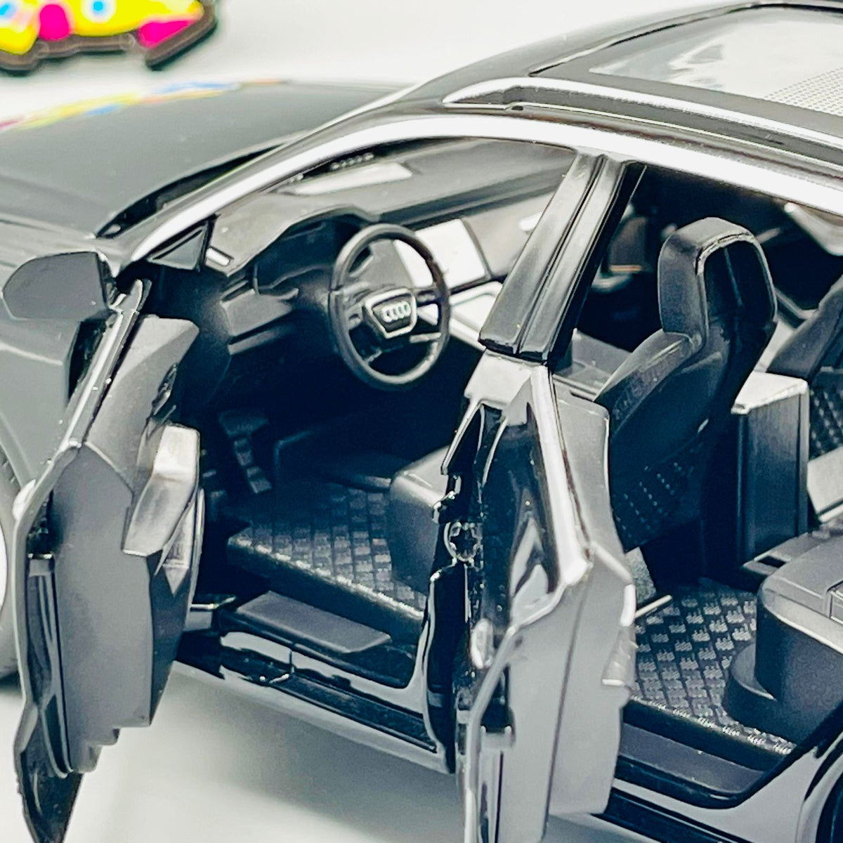 1:24 Scale Diecast Audi Q8