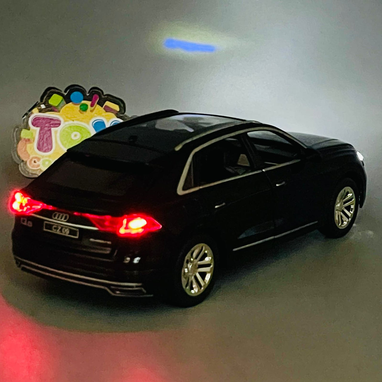 1:24 Scale Diecast Audi Q8
