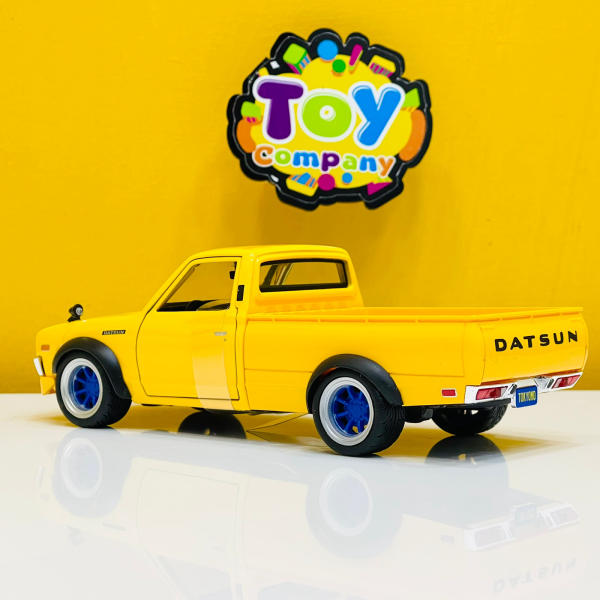 Maisto 1/24 Diecast Datsun Pick-up Truck