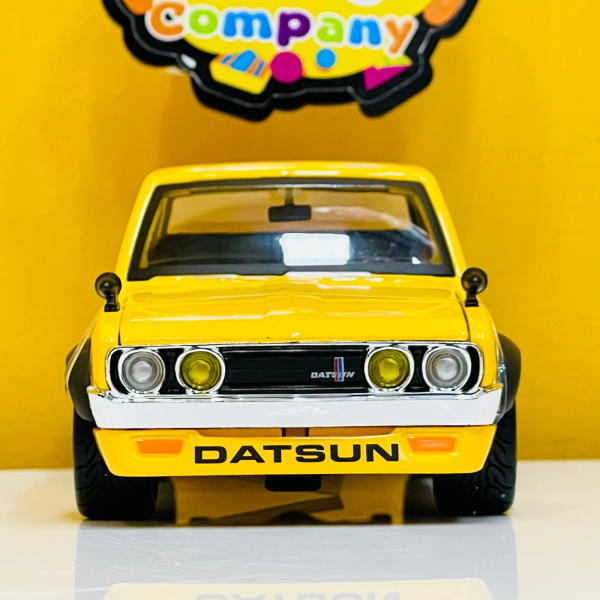 Maisto 1/24 Diecast Datsun Pick-up Truck