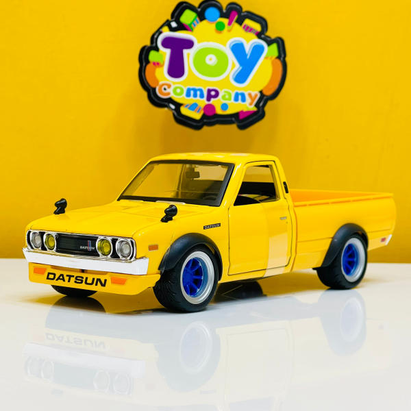 Maisto 1/24 Diecast Datsun Pick-up Truck