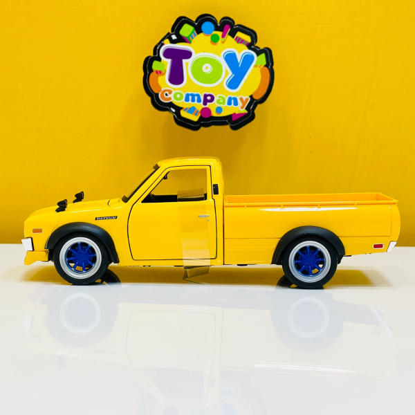 Maisto 1/24 Diecast Datsun Pick-up Truck