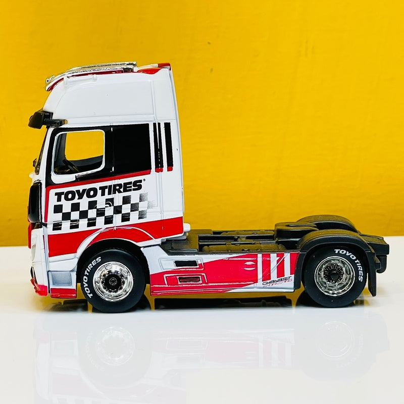 Maisto Diecast 1:64 Mercedes Benz Truck