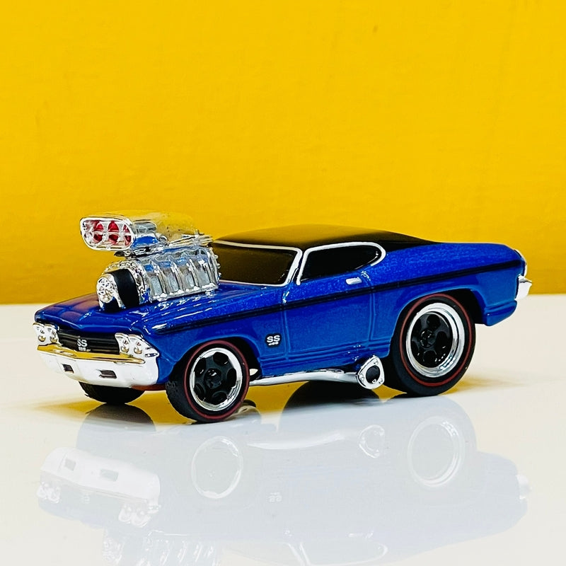 Maisto Diecast 1966 Chevrolet Flatbed with 1969 Chevelle SS