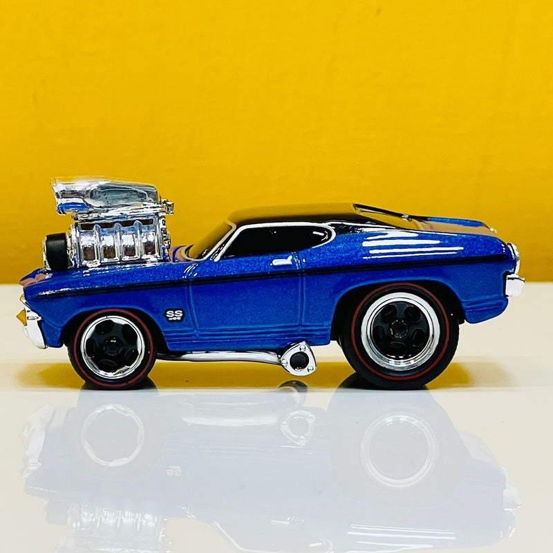 Maisto Diecast 1966 Chevrolet Flatbed with 1969 Chevelle SS