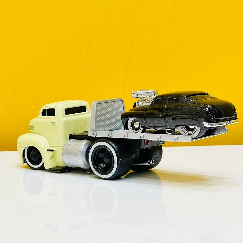 Maisto Diecast 1950 Ford Flatbed with 1949 Mercury