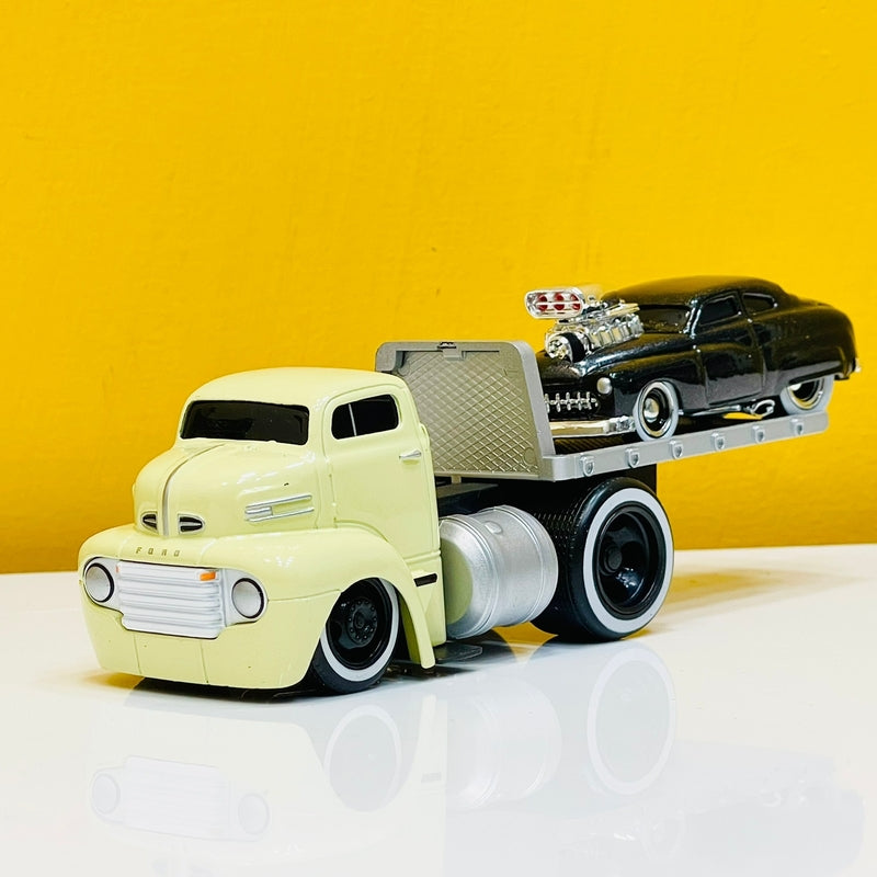 Maisto Diecast 1950 Ford Flatbed with 1949 Mercury