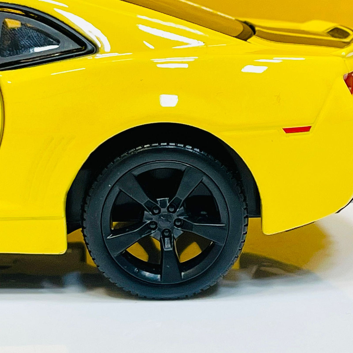 Maisto 1:24 Diecast 2010 Chevy Camaro SS RS
