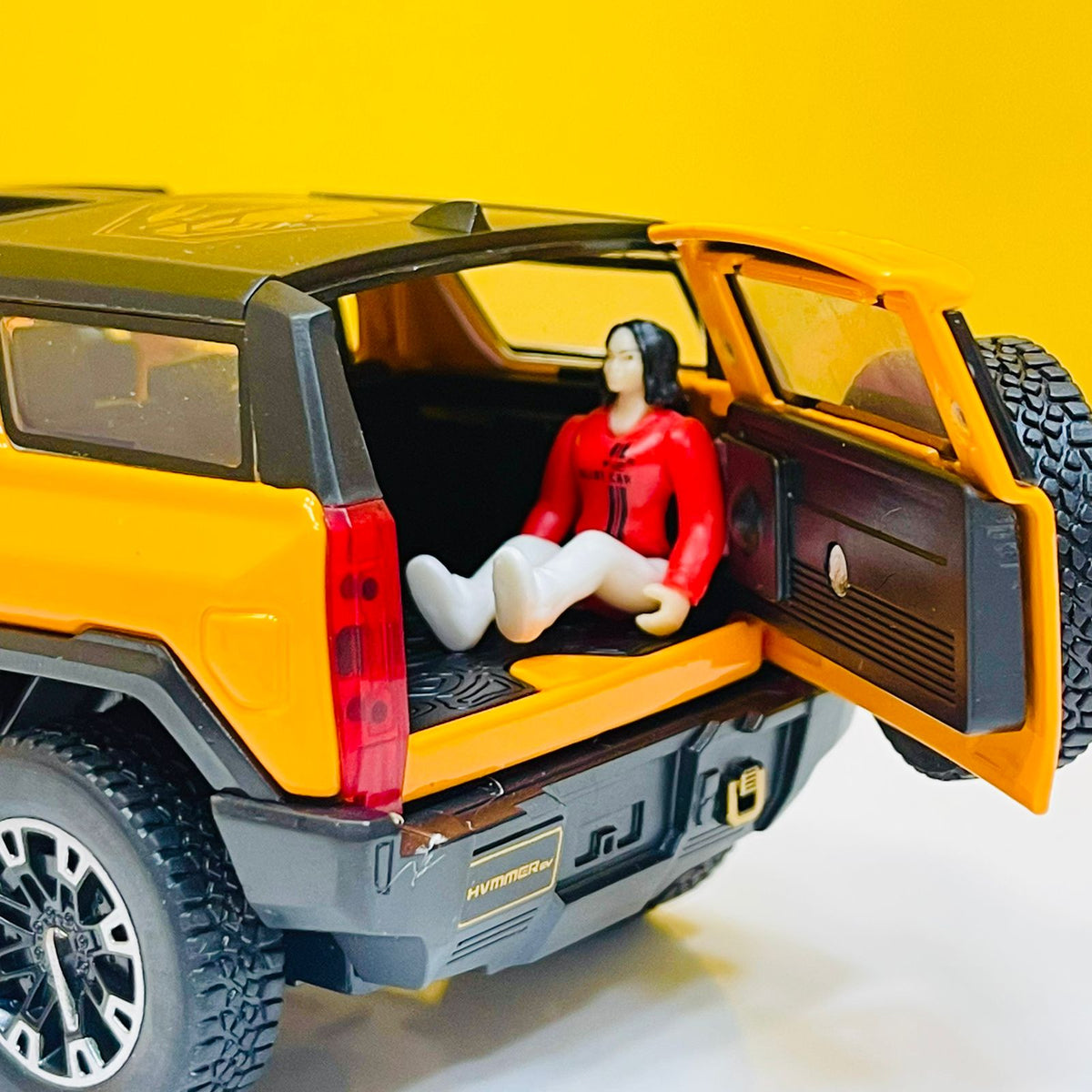 1:32 Diecast Hummer EV Pickup Truck with Miniature - Cabriolet