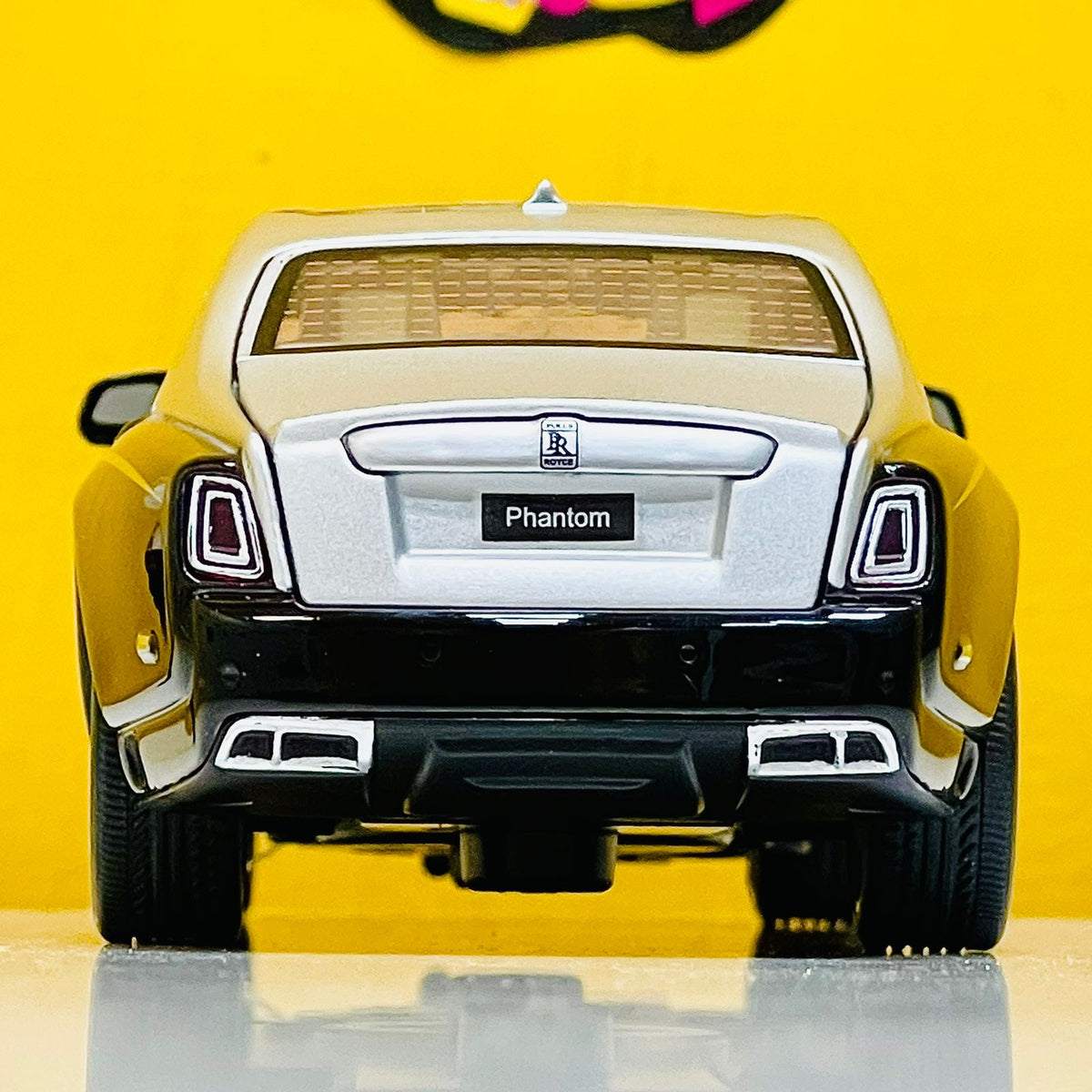 1:32 Diecast Metal Rolls Royce Phantom with a Minature