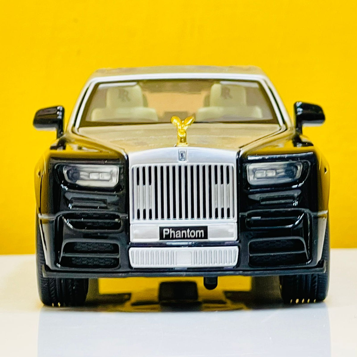 1:32 Diecast Metal Rolls Royce Phantom with a Minature