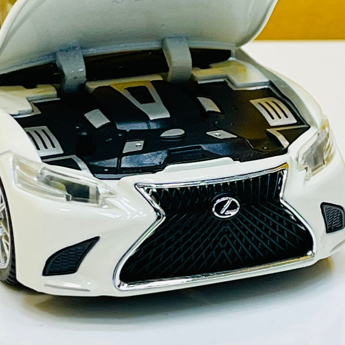1:32 Diecast Lexus LS500H - Hybrid