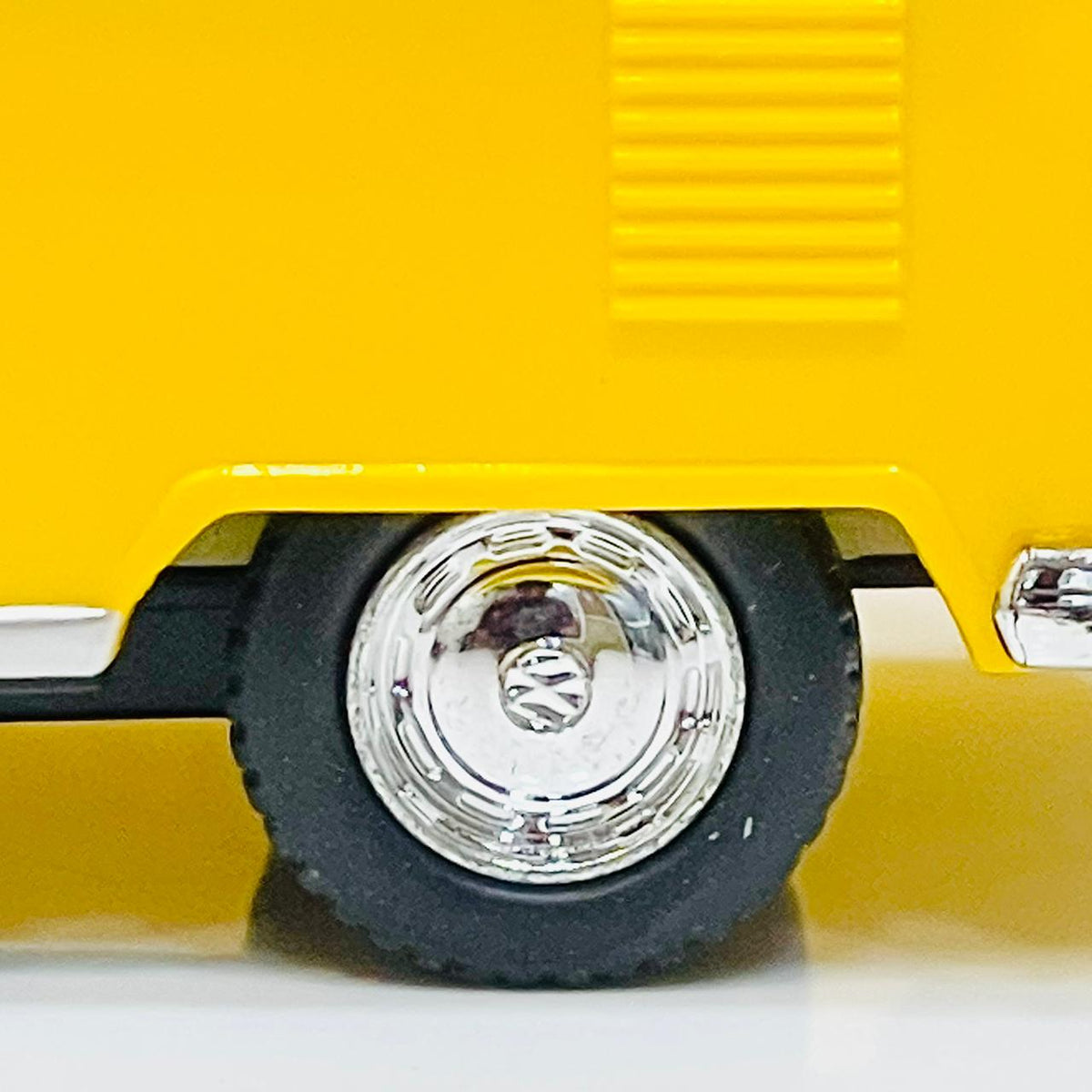 Kinsmart 1:32 1962 Volkswagen Classical Bus
