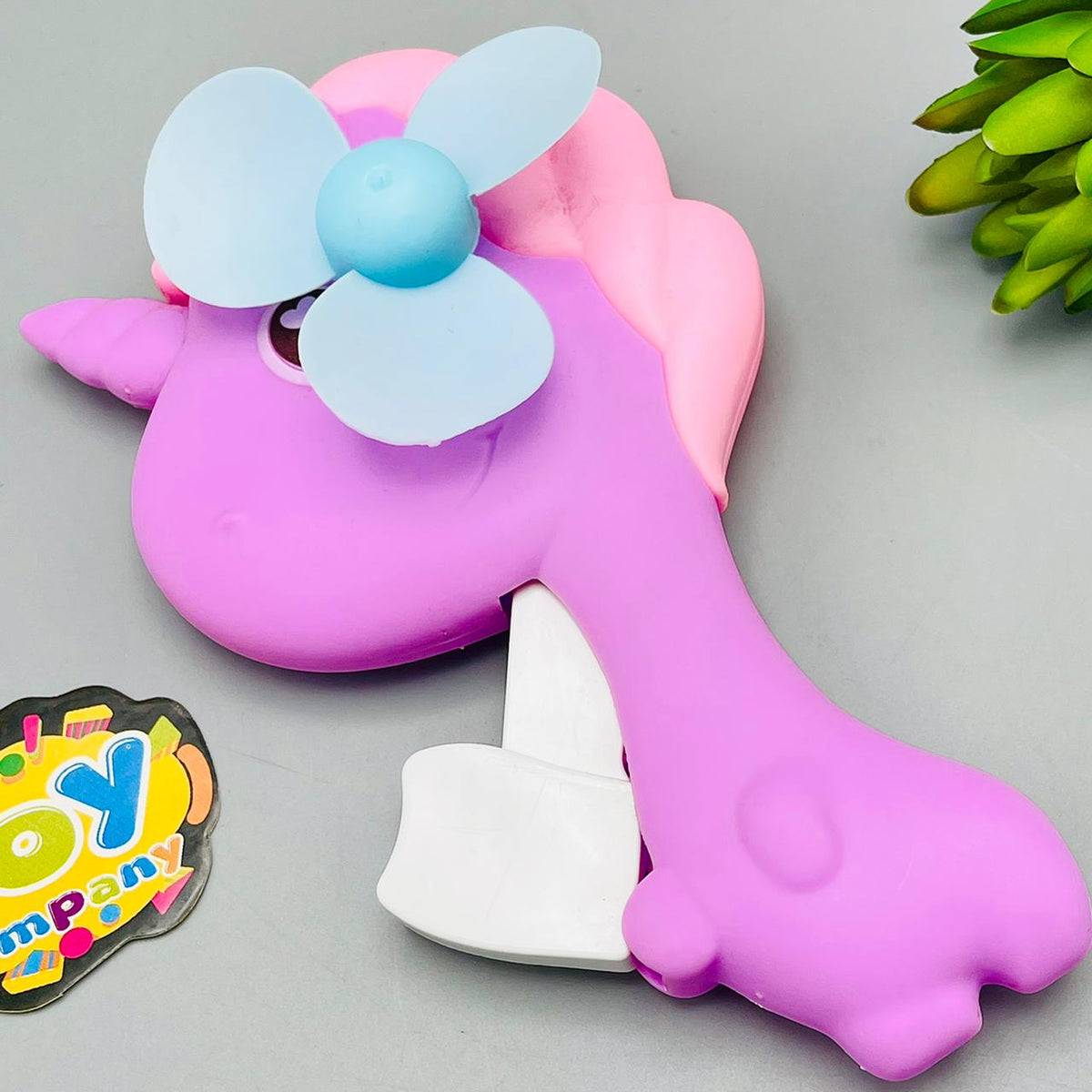 Handy fans are in a compact size, so you can take them with you easily. Perfect for travel and outdoors.