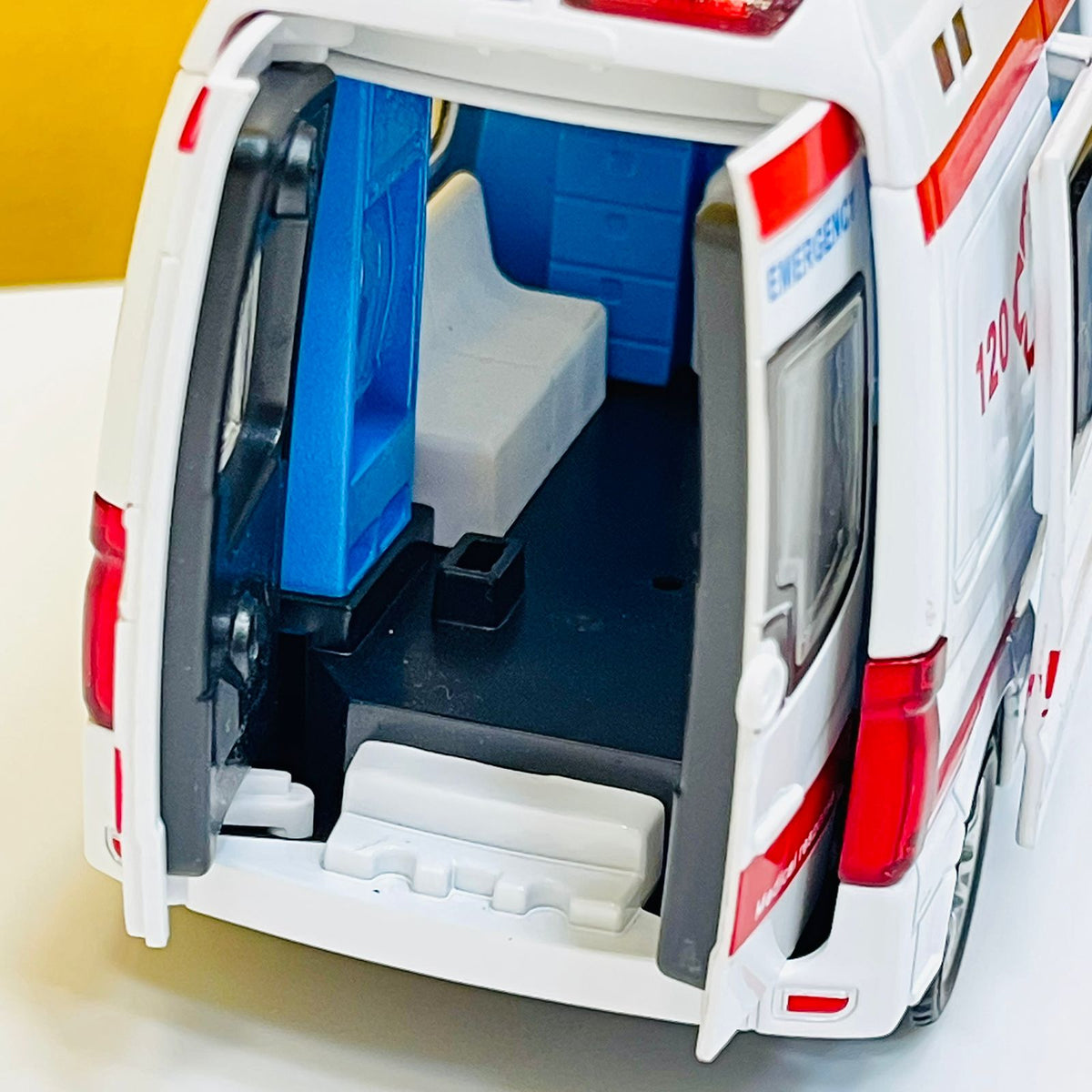 1:32 Diecast Ambulance Mercedes Benz Sprinter