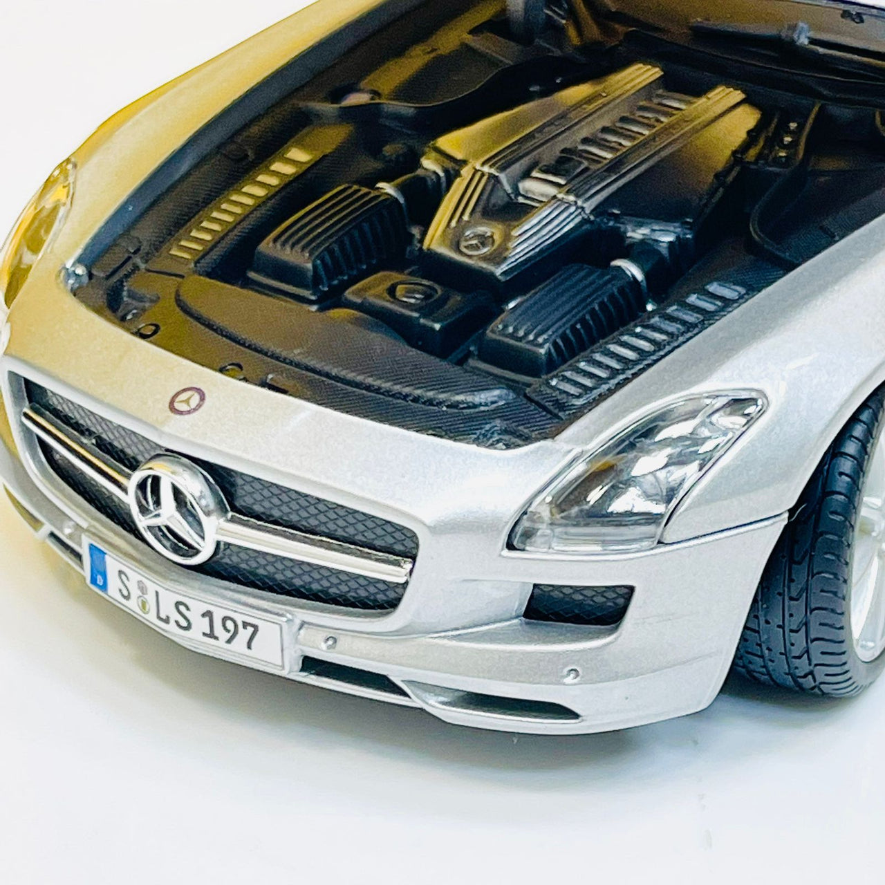 Maisto 1:18 Mercedes-Benz SLS AMG Model Car