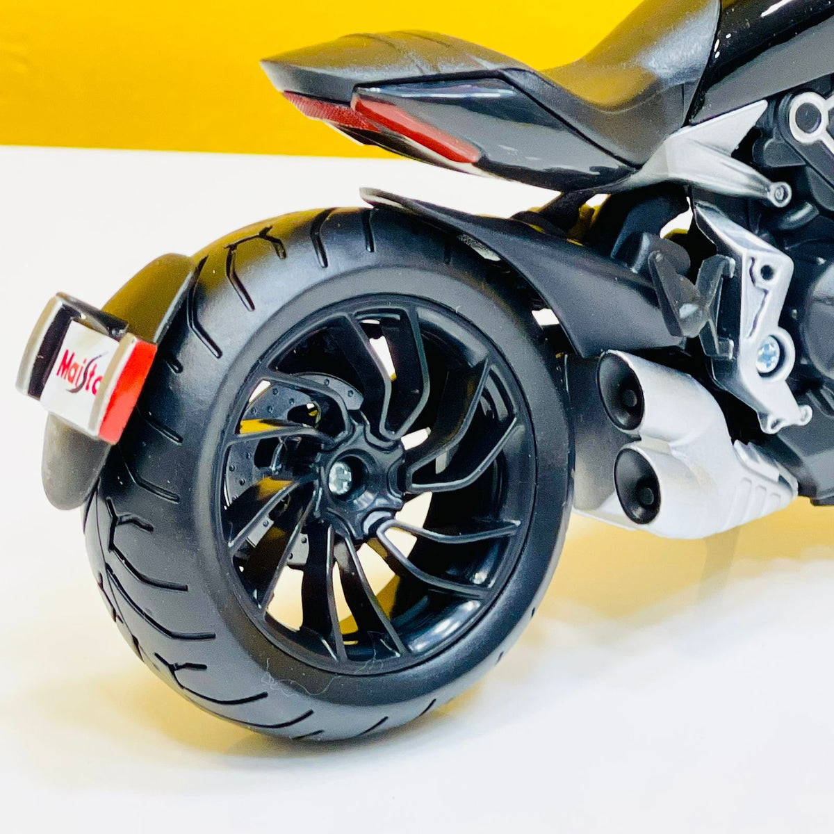 Maisto Diecast 1:12 Ducati X Diavel S Model Bike