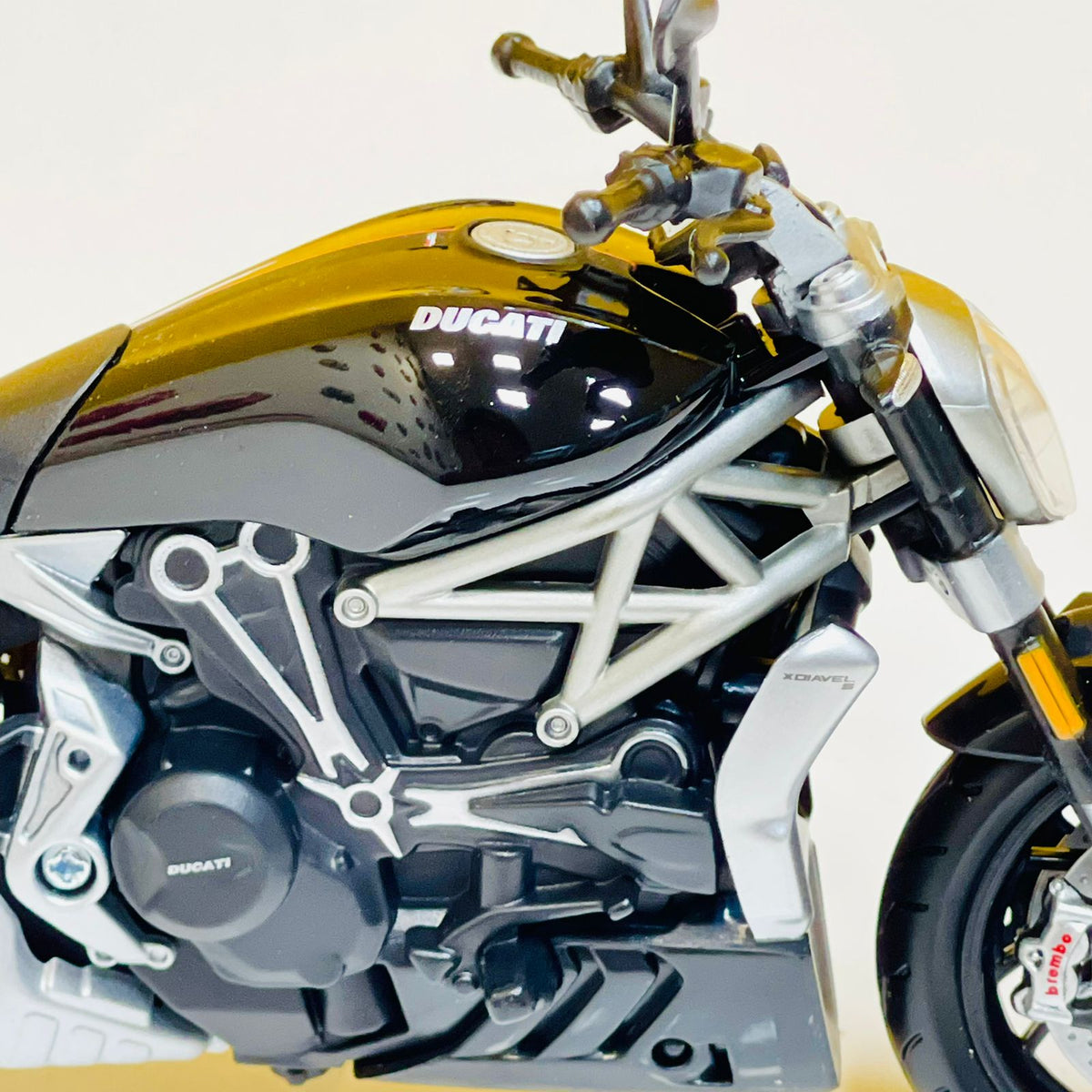 Maisto Diecast 1:12 Ducati X Diavel S Model Bike