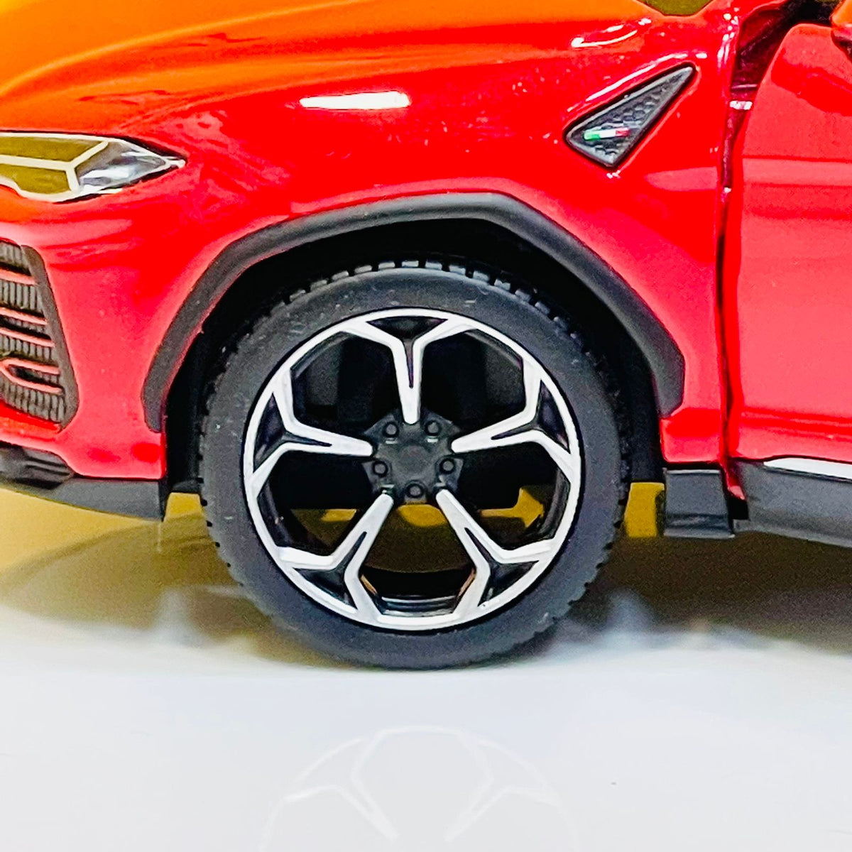 Maisto 1:24 Lamborghini Urus Red