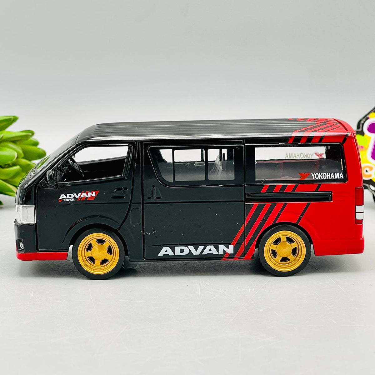 1:32 Diecast Toyota Hiace H200